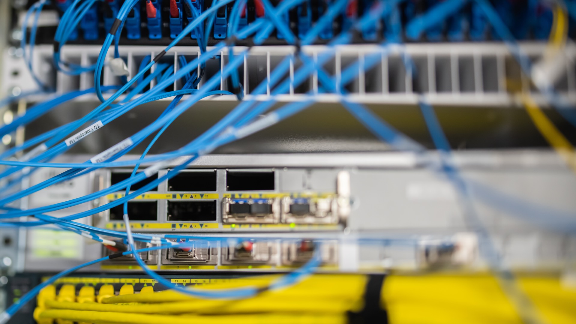 Blå och gula sladdar.