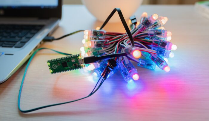 Sladdar med lampor som ligger på ett bord bredvid en laptop.